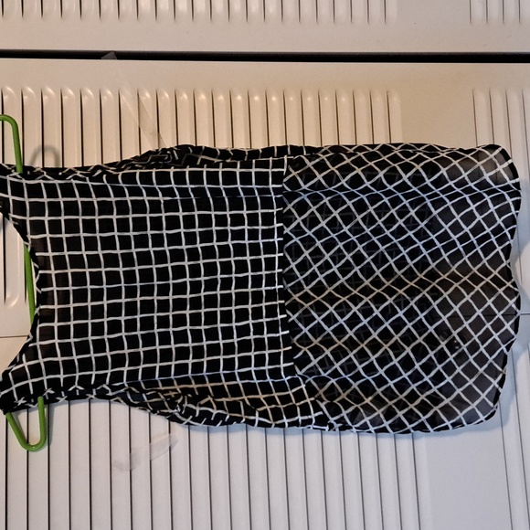 Sz M B/W Sleeveless top w hi front/ low back. Semi sheer at back at mid back. - Picture 7 of 7